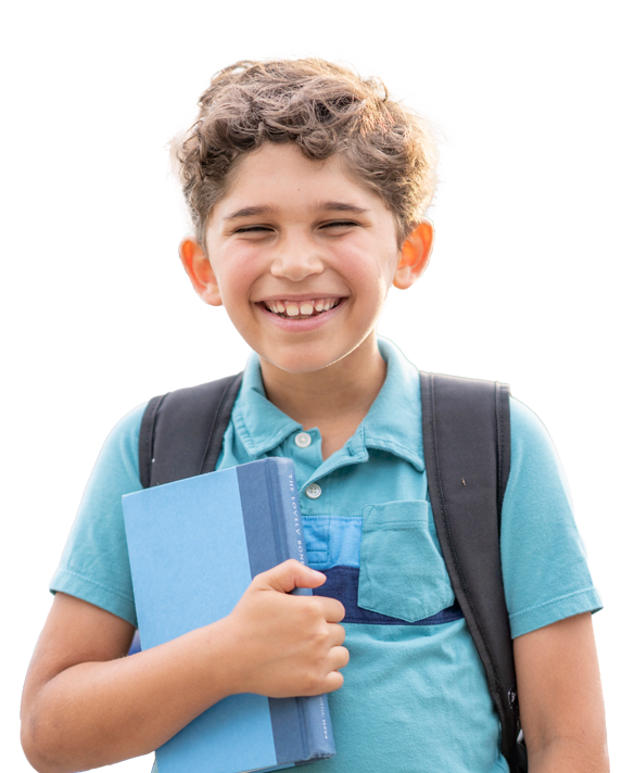 Un petit garçon sourit avec un sac à dos et des livres à la main